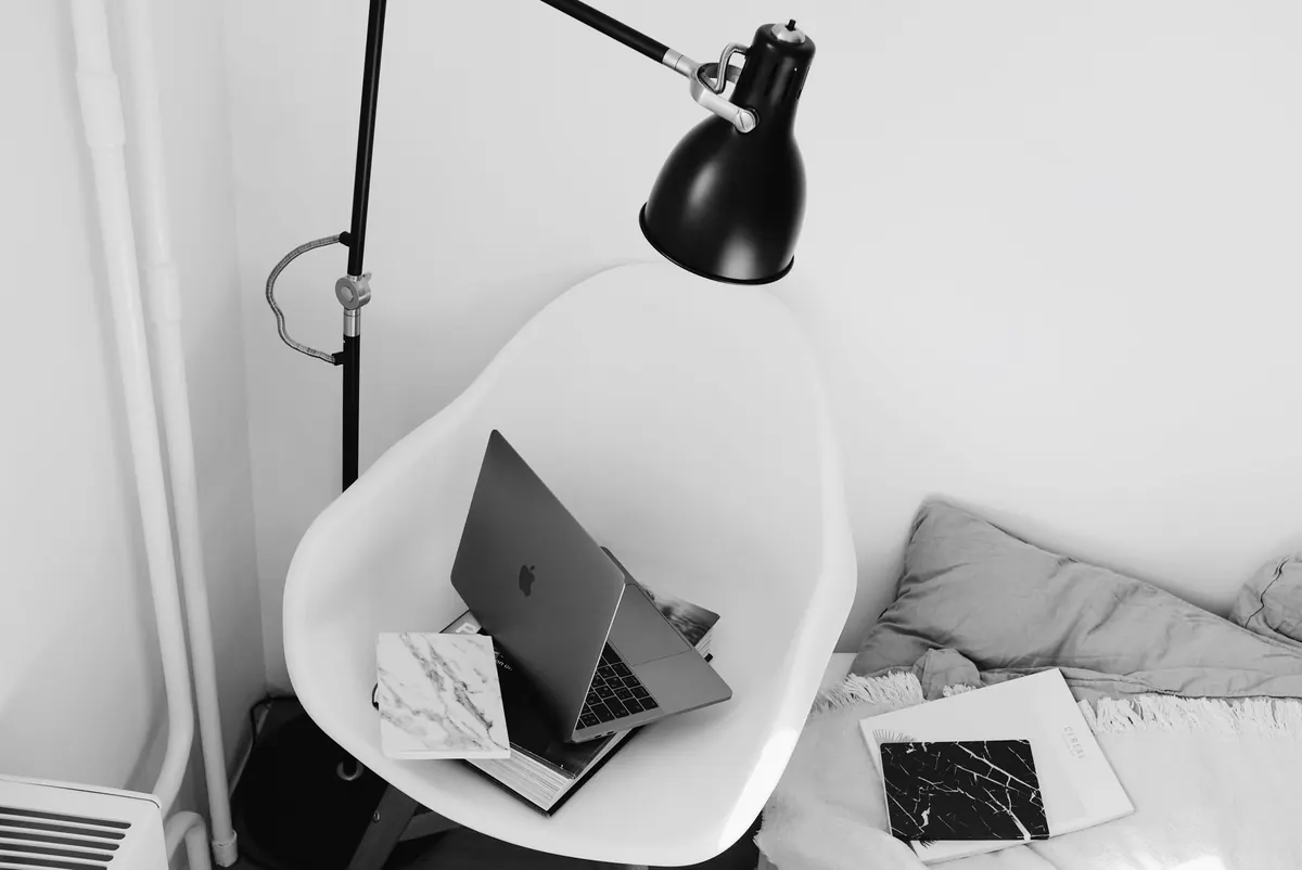 Table Lamps vs Floor Lamps: Which Is Best for Reading?